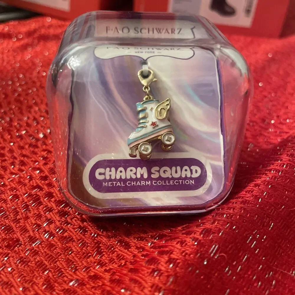 FAO Schwarz Metal Dangle Charm roller Skate Gold Lobster Closure